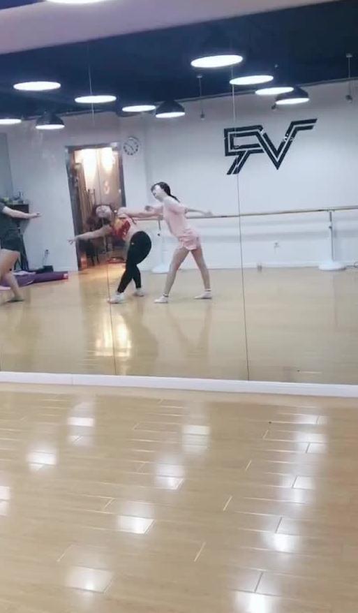 跳舞吃瓜事件最新视频大全,最新视频大盘点，精彩瞬间不容错过