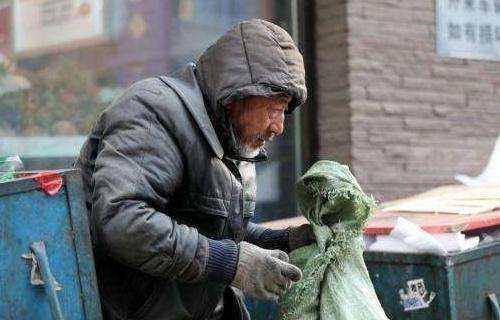 巨人老头吃臭瓜图片视频,老头大战臭瓜，视觉盛宴来袭！