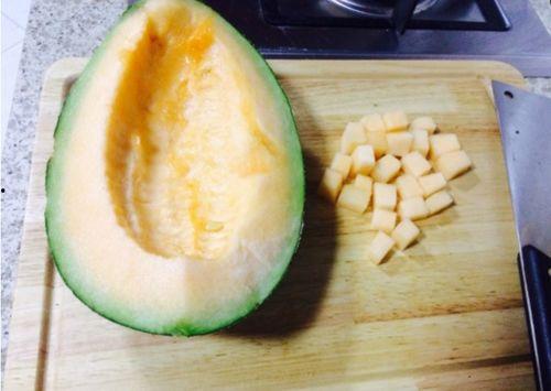 吃哈密瓜的老奶奶视频,甜蜜瞬间感动网友