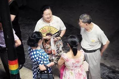 大爷大妈吃瓜缅甸视频,缅甸吃瓜视频引发全民关注