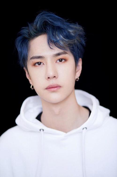 再见王一博自拍吃瓜视频,揭秘明星私生活趣味瞬间